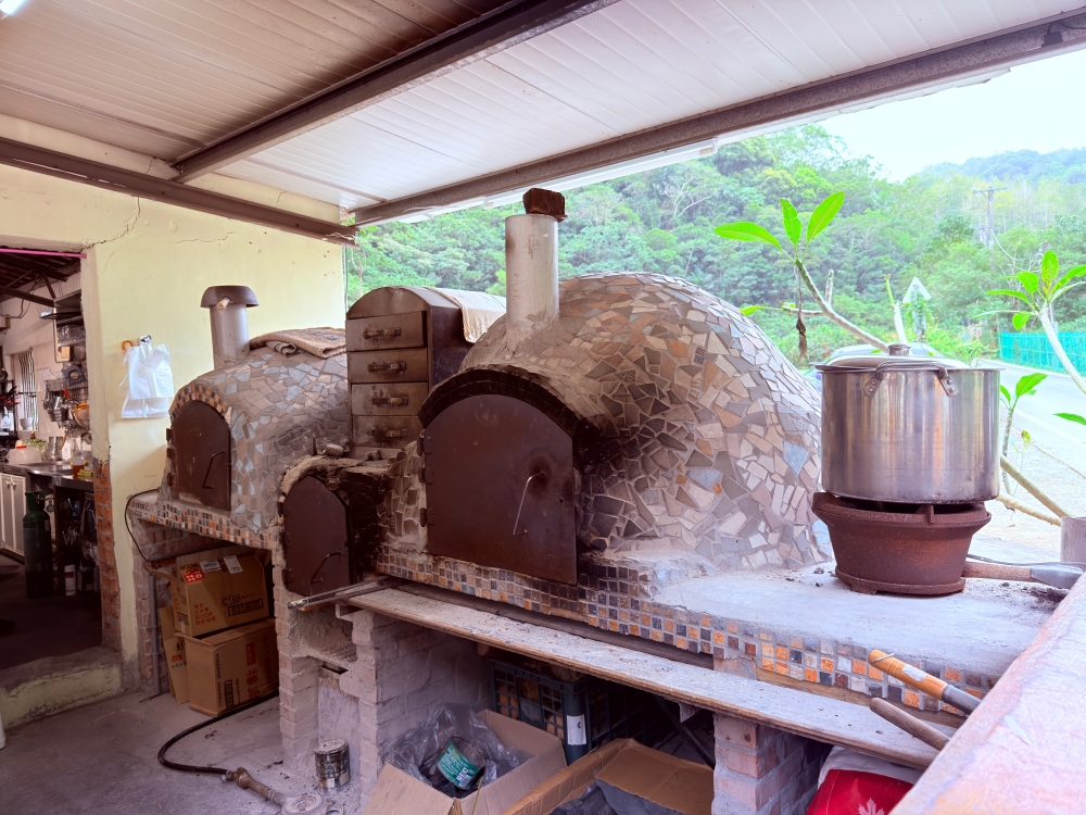 宜蘭縣｜員山鄉｜宜蘭豬龍寨~從豬圈變身山林秘境，這天我們在宜蘭吃了一份超療癒的 DIY 窯烤披薩🍕✨