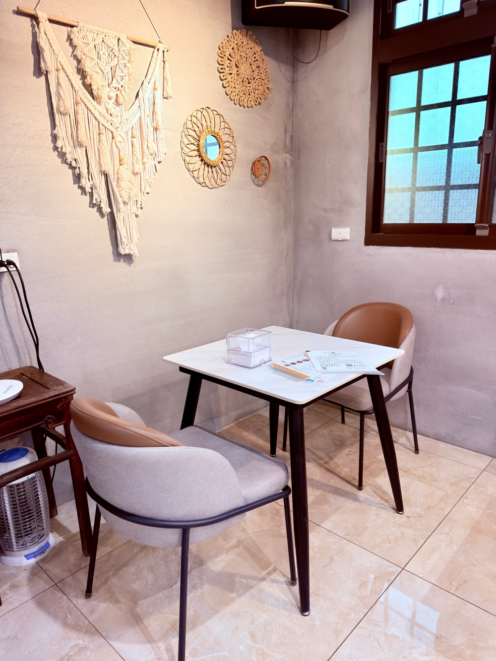 桃園新屋咖啡推薦｜忻林咖啡~永安漁港附近的寵物友善咖啡館，在草地、夕陽與慢時間裡坐一下午。