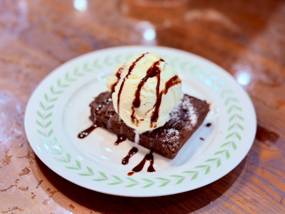 桃園新屋咖啡推薦｜忻林咖啡~永安漁港附近的寵物友善咖啡館，在草地、夕陽與慢時間裡坐一下午。