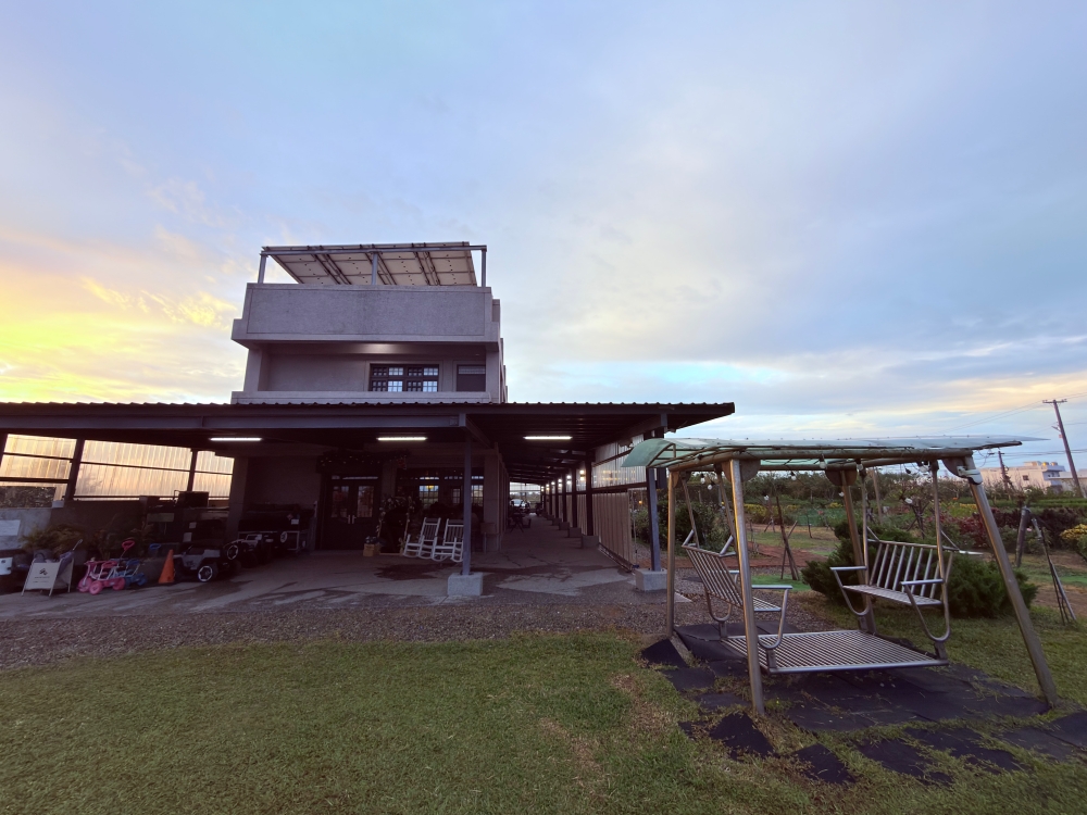 桃園新屋咖啡推薦｜忻林咖啡~永安漁港附近的寵物友善咖啡館，在草地、夕陽與慢時間裡坐一下午。