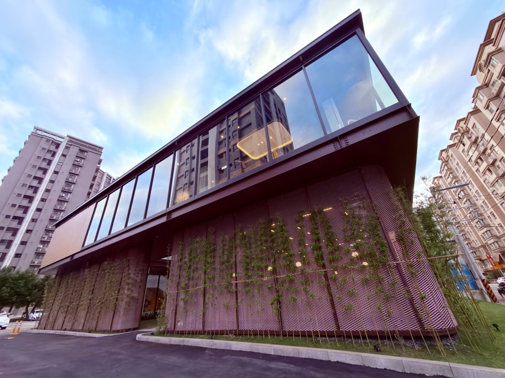 桃園|楊梅|萃99’Caffee 新農旗艦店~城市裡的玻璃溫室,當建築與咖啡香一起呼吸的地方。(楊梅咖啡館) - 第2張圖 桃園|楊梅|萃99’Caffee 新農旗艦店~城市裡的玻璃溫室,當建築與咖啡香一起呼吸的地方。(楊梅咖啡館)
