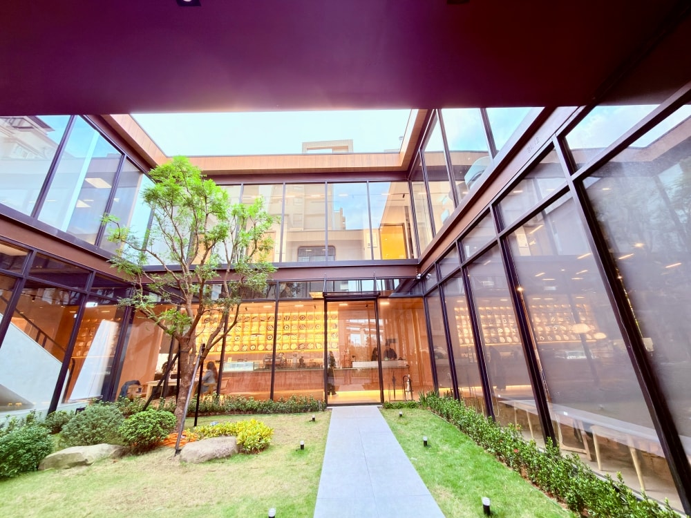 桃園|楊梅|萃99’Caffee 新農旗艦店~城市裡的玻璃溫室,當建築與咖啡香一起呼吸的地方。(楊梅咖啡館) - 第3張圖 桃園|楊梅|萃99’Caffee 新農旗艦店~城市裡的玻璃溫室,當建築與咖啡香一起呼吸的地方。(楊梅咖啡館)
