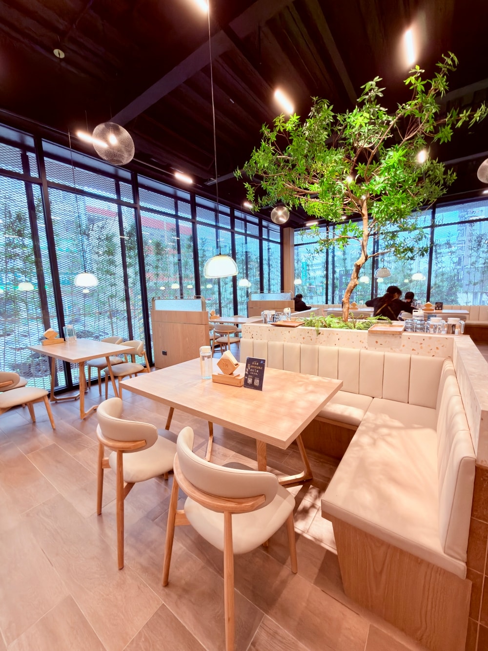 桃園|楊梅|萃99’Caffee 新農旗艦店~城市裡的玻璃溫室,當建築與咖啡香一起呼吸的地方。(楊梅咖啡館) - 第6張圖 桃園|楊梅|萃99’Caffee 新農旗艦店~城市裡的玻璃溫室,當建築與咖啡香一起呼吸的地方。(楊梅咖啡館)