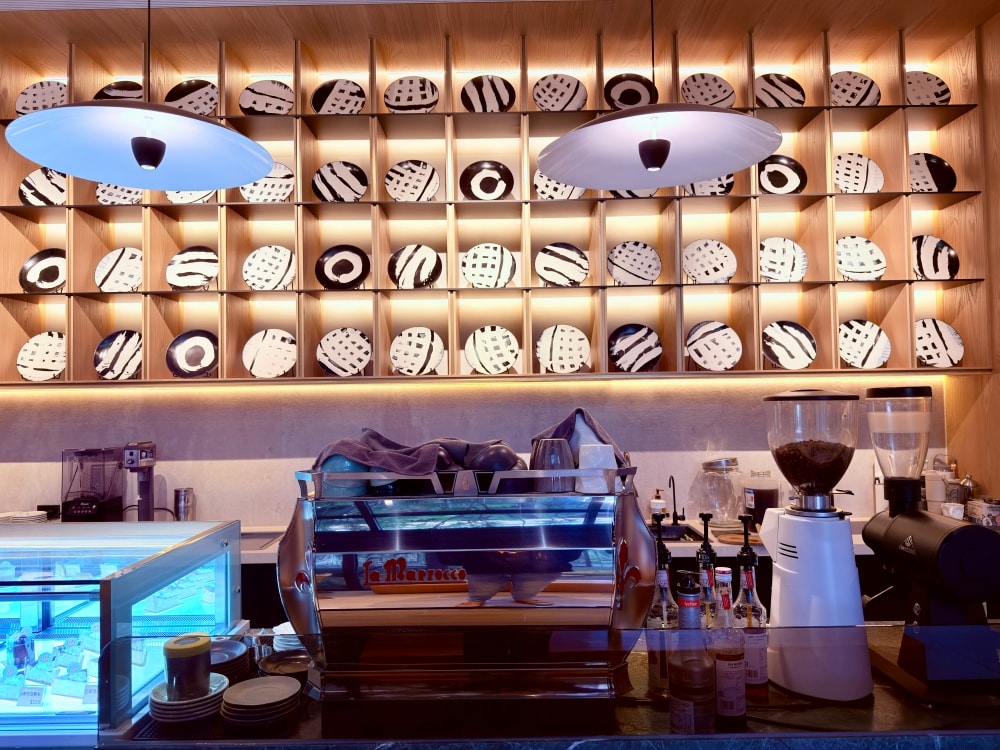 桃園|楊梅|萃99’Caffee 新農旗艦店~城市裡的玻璃溫室,當建築與咖啡香一起呼吸的地方。(楊梅咖啡館) - 第4張圖 桃園|楊梅|萃99’Caffee 新農旗艦店~城市裡的玻璃溫室,當建築與咖啡香一起呼吸的地方。(楊梅咖啡館)