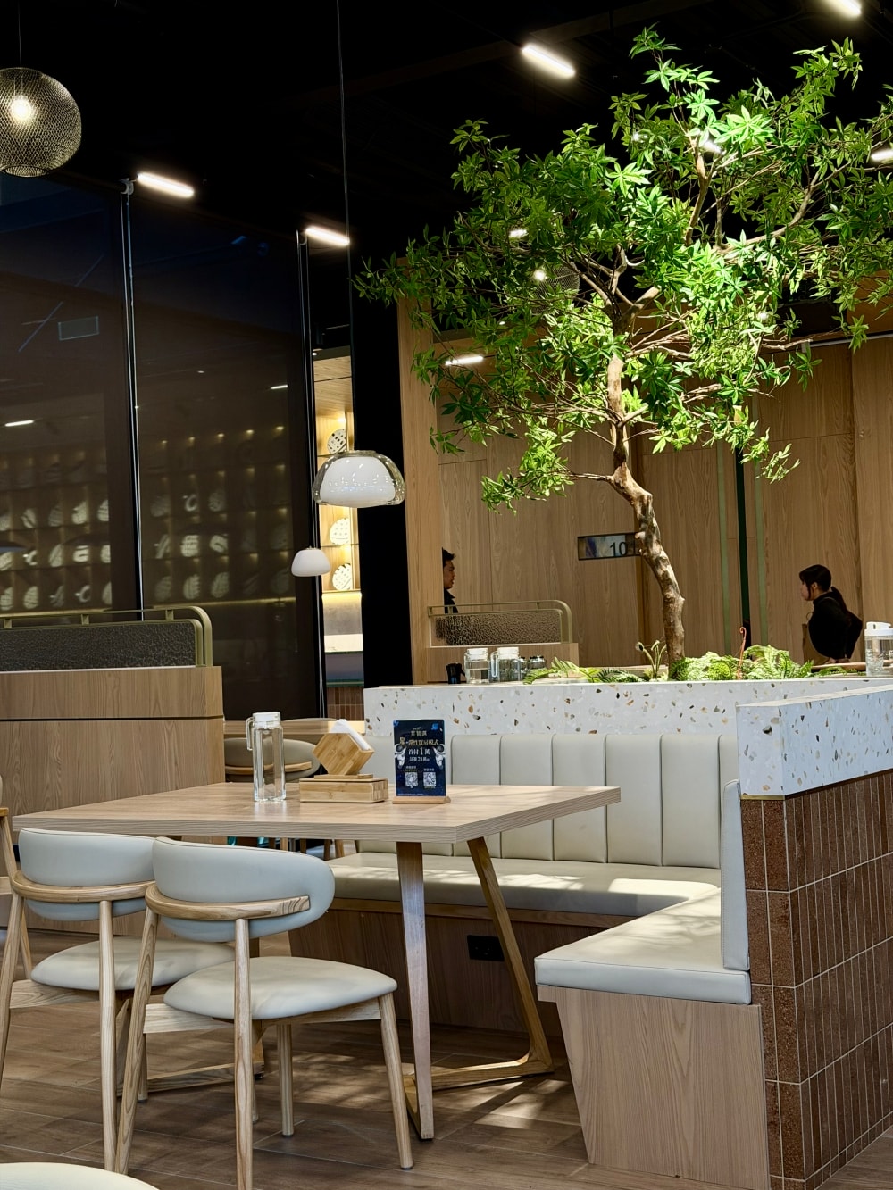 桃園|楊梅|萃99’Caffee 新農旗艦店~城市裡的玻璃溫室,當建築與咖啡香一起呼吸的地方。(楊梅咖啡館) - 第7張圖 桃園|楊梅|萃99’Caffee 新農旗艦店~城市裡的玻璃溫室,當建築與咖啡香一起呼吸的地方。(楊梅咖啡館)