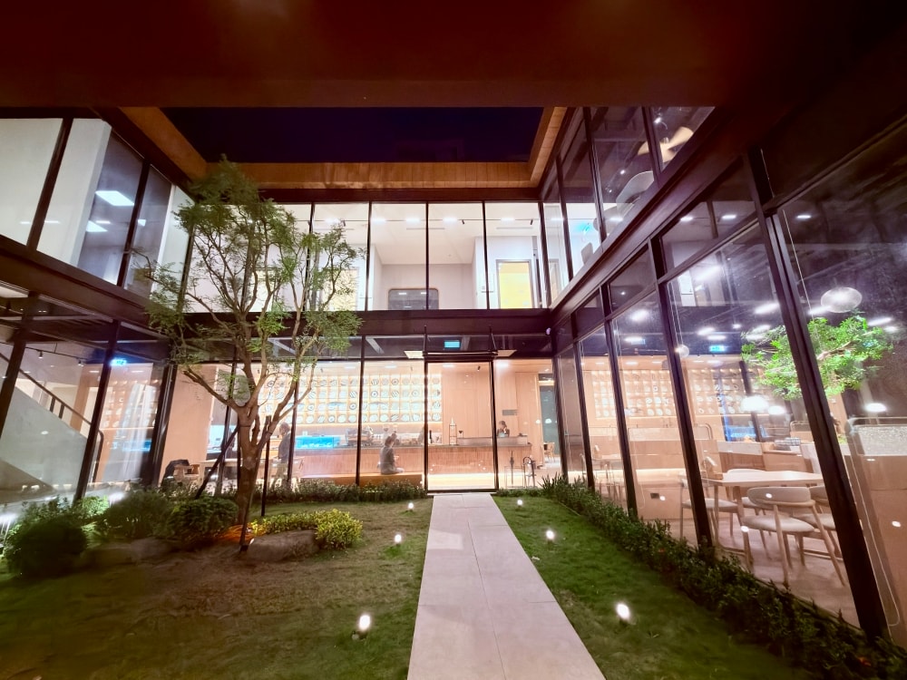 桃園|楊梅|萃99’Caffee 新農旗艦店~城市裡的玻璃溫室,當建築與咖啡香一起呼吸的地方。(楊梅咖啡館) - 第18張圖 桃園|楊梅|萃99’Caffee 新農旗艦店~城市裡的玻璃溫室,當建築與咖啡香一起呼吸的地方。(楊梅咖啡館)