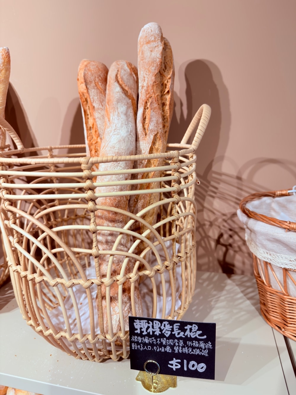 桃園市｜平鎮區｜M PAIN 平鎮門市，在貨櫃屋旁、樹下吃一顆麵包，我最喜歡的中壢歐式麵包店。（中壢、平鎮歐式麫包店）