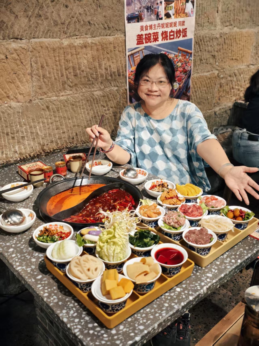 重慶美食｜紅九格老火鍋（解放碑防空洞店）～太熱了，中午躲進防空洞吃九宮格麻辣鍋，18 碗蓋碗菜好豪氣。