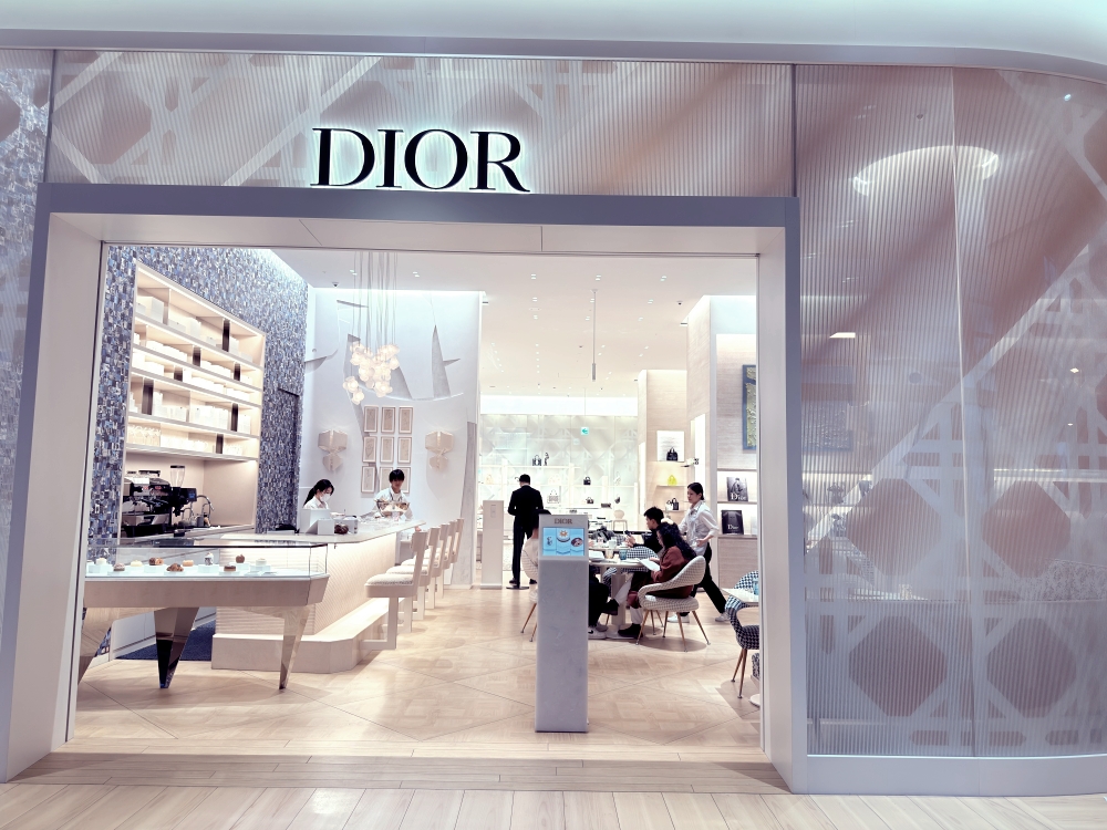 關西機場 Dior Café｜不進貴賓室也能很尊榮的私房咖啡廳，玫瑰甜點與設計感空間為旅程優雅收尾。
