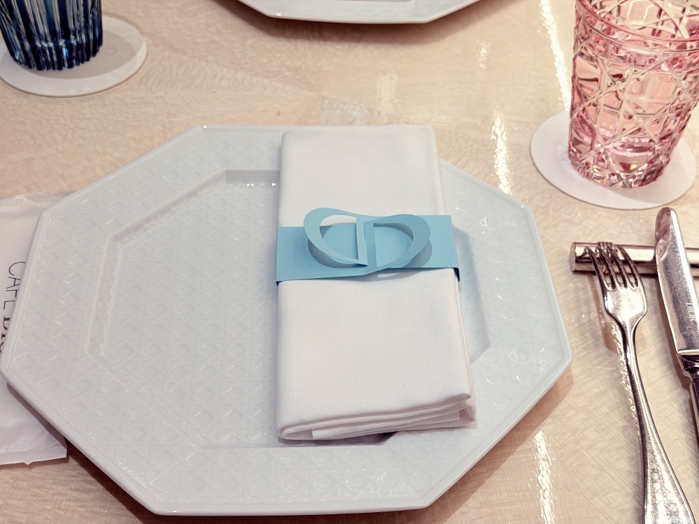 關西機場 Dior Café｜不進貴賓室也能很尊榮的私房咖啡廳，玫瑰甜點與設計感空間為旅程優雅收尾。