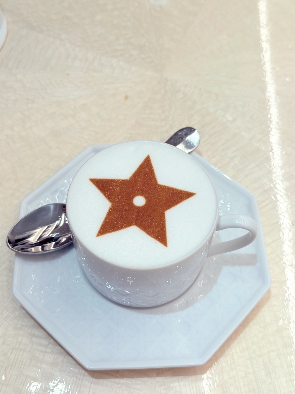 關西機場 Dior Café｜不進貴賓室也能很尊榮的私房咖啡廳，玫瑰甜點與設計感空間為旅程優雅收尾。