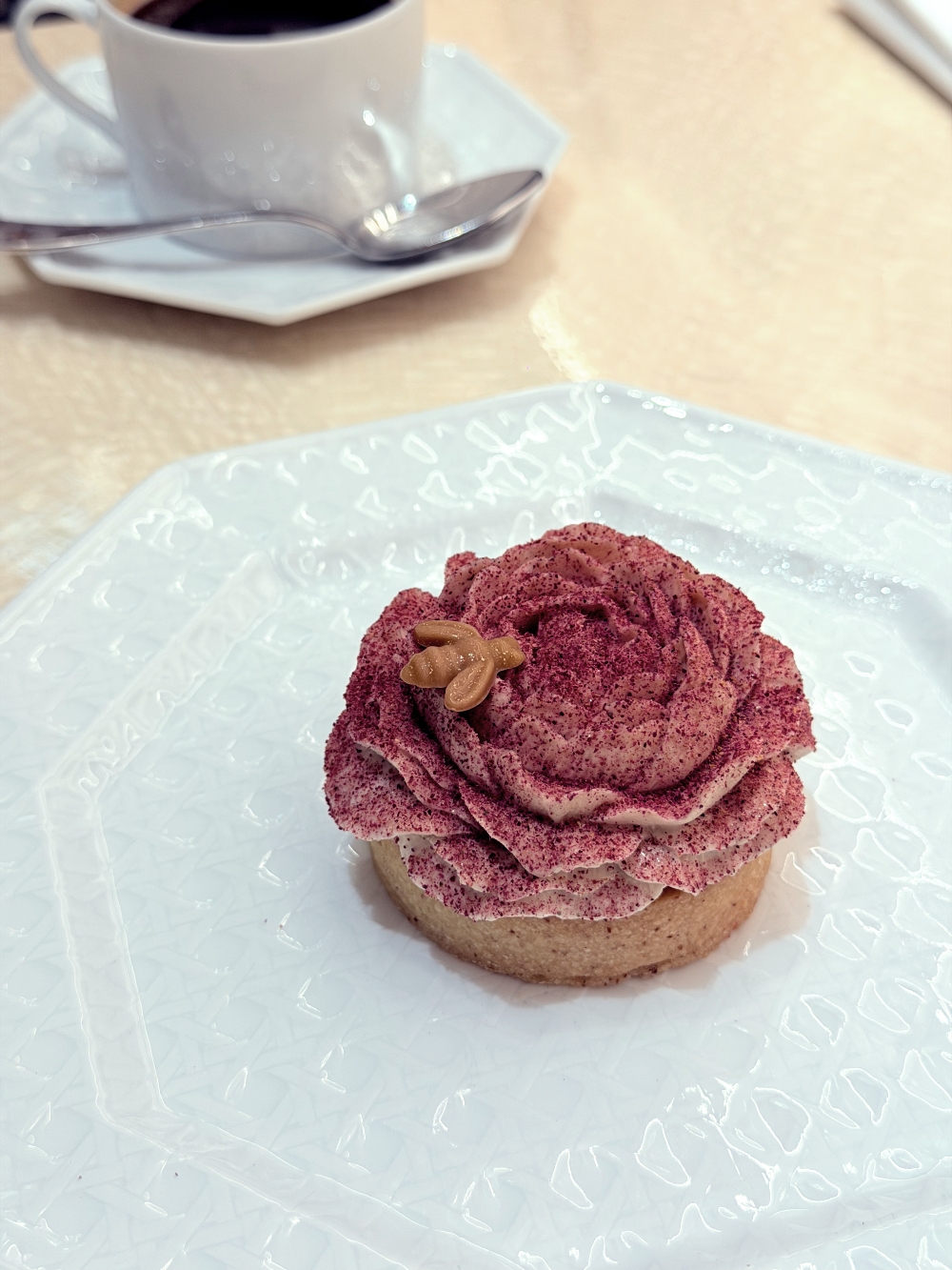 關西機場 Dior Café｜不進貴賓室也能很尊榮的私房咖啡廳，玫瑰甜點與設計感空間為旅程優雅收尾。