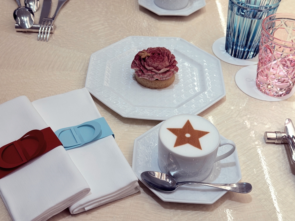 關西機場 Dior Café｜不進貴賓室也能很尊榮的私房咖啡廳，玫瑰甜點與設計感空間為旅程優雅收尾。