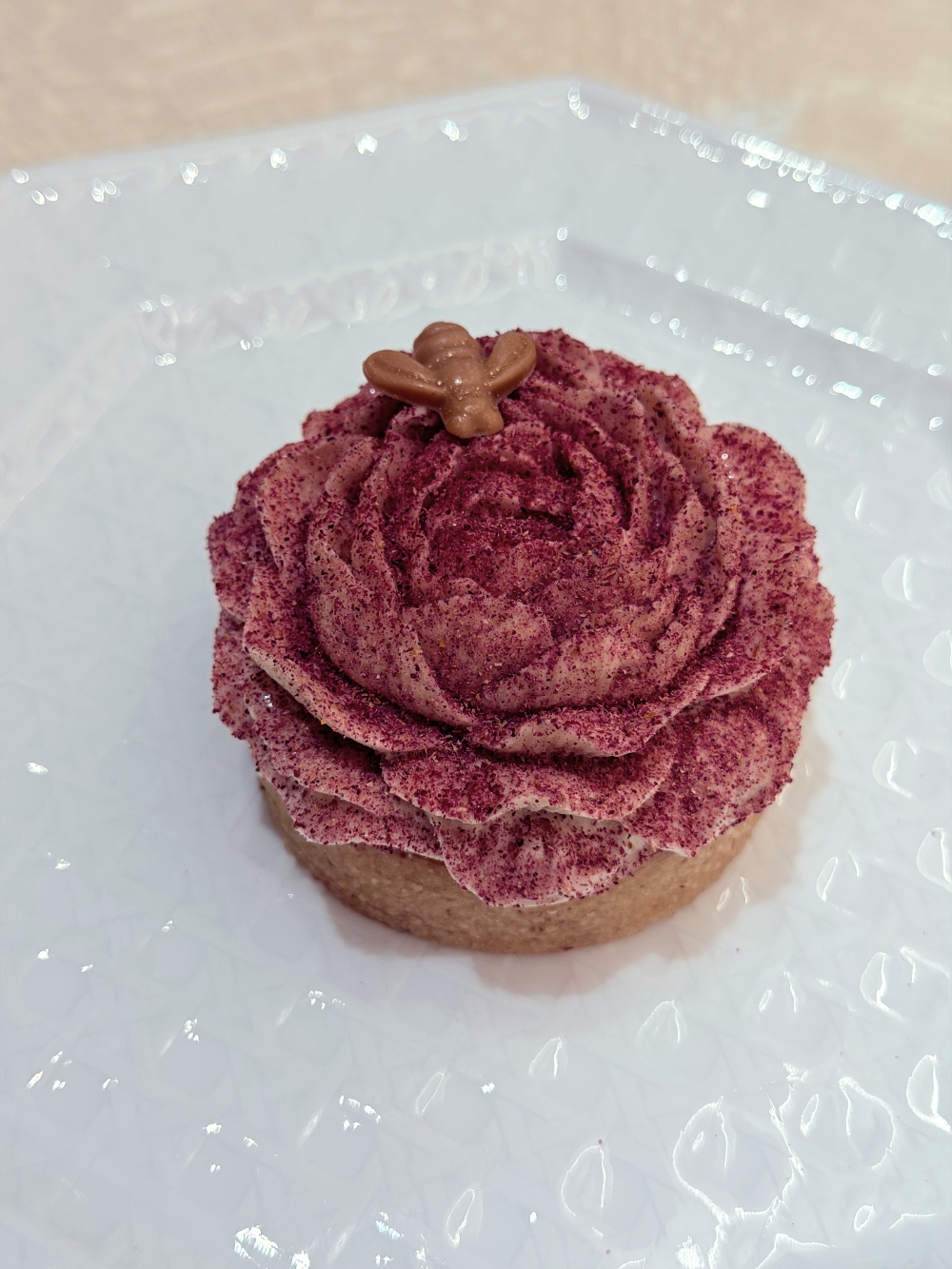 關西機場 Dior Café｜不進貴賓室也能很尊榮的私房咖啡廳，玫瑰甜點與設計感空間為旅程優雅收尾。