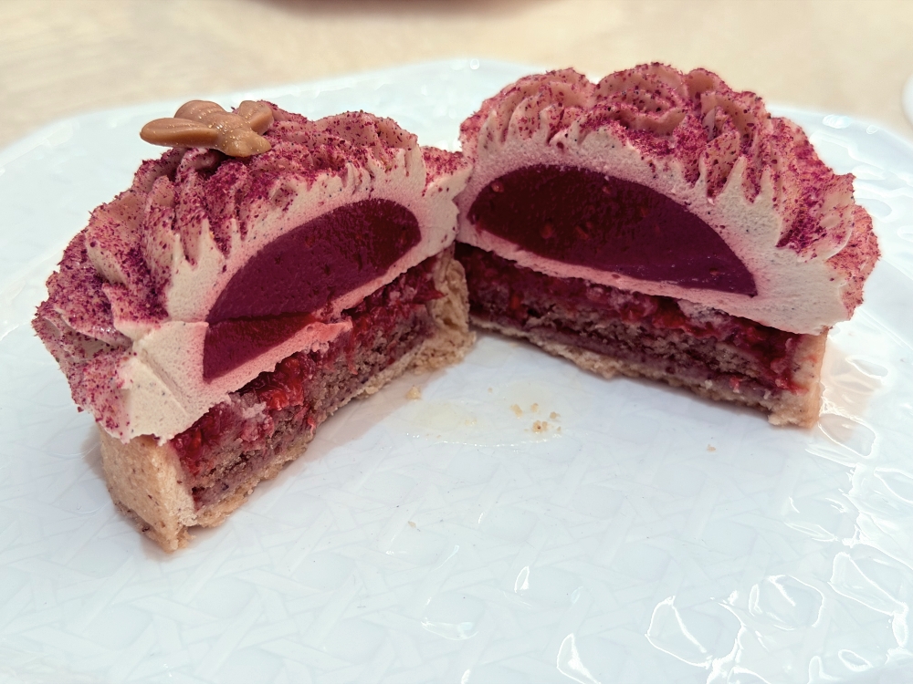 關西機場 Dior Café｜不進貴賓室也能很尊榮的私房咖啡廳，玫瑰甜點與設計感空間為旅程優雅收尾。