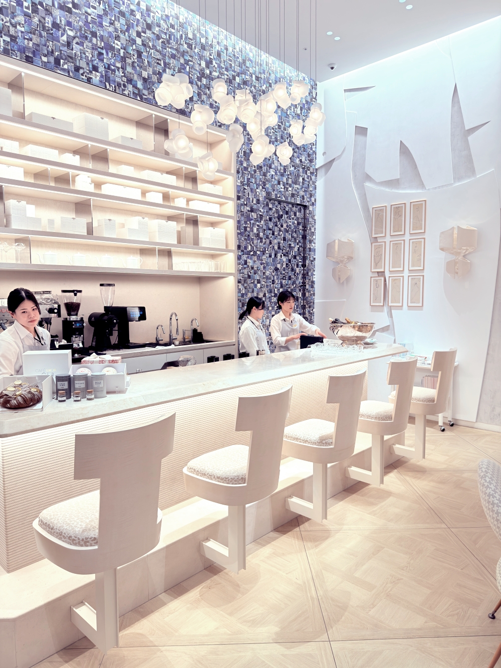 關西機場 Dior Café｜不進貴賓室也能很尊榮的私房咖啡廳，玫瑰甜點與設計感空間為旅程優雅收尾。