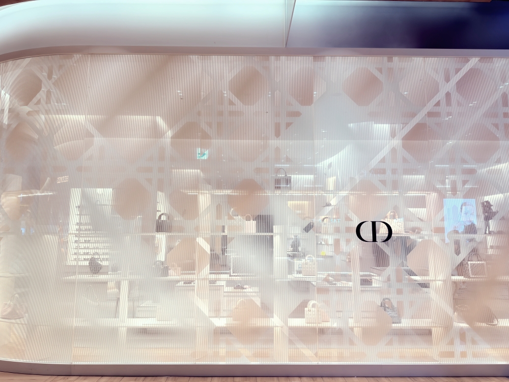 關西機場 Dior Café｜不進貴賓室也能很尊榮的私房咖啡廳，玫瑰甜點與設計感空間為旅程優雅收尾。