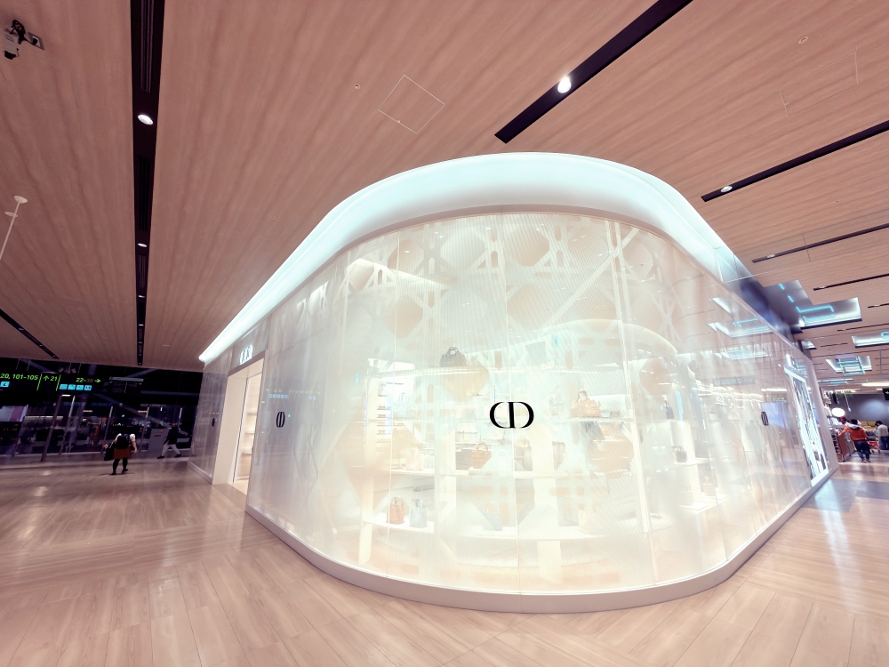 關西機場 Dior Café｜不進貴賓室也能很尊榮的私房咖啡廳，玫瑰甜點與設計感空間為旅程優雅收尾。