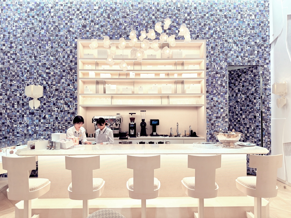 關西機場 Dior Café｜不進貴賓室也能很尊榮的私房咖啡廳，玫瑰甜點與設計感空間為旅程優雅收尾。