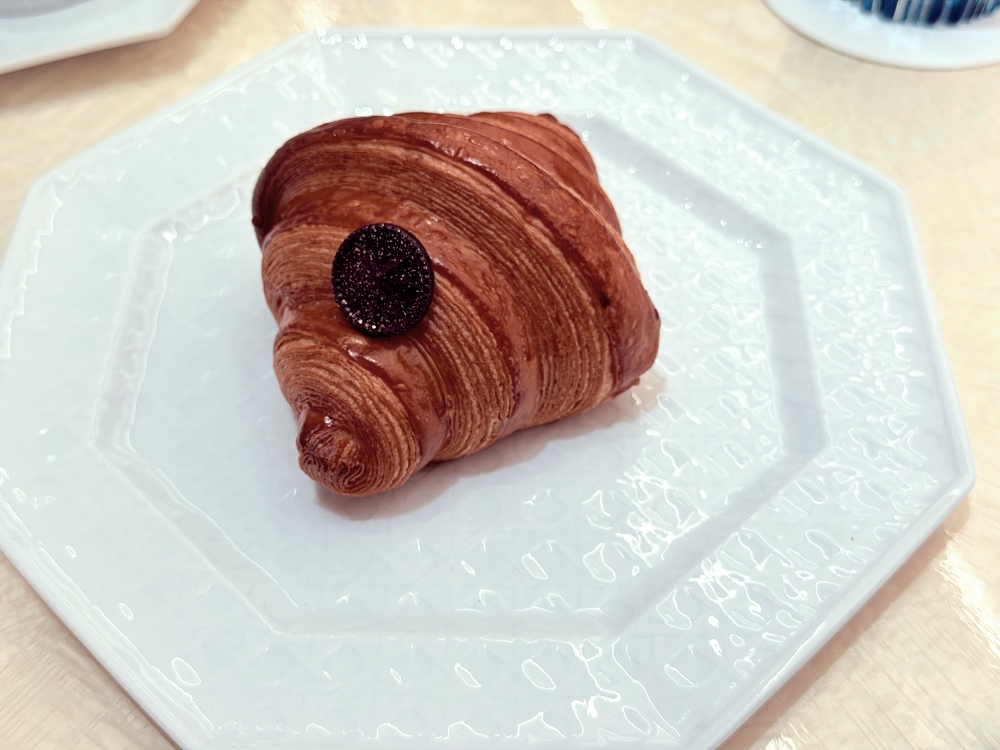 關西機場 Dior Café｜不進貴賓室也能很尊榮的私房咖啡廳，玫瑰甜點與設計感空間為旅程優雅收尾。