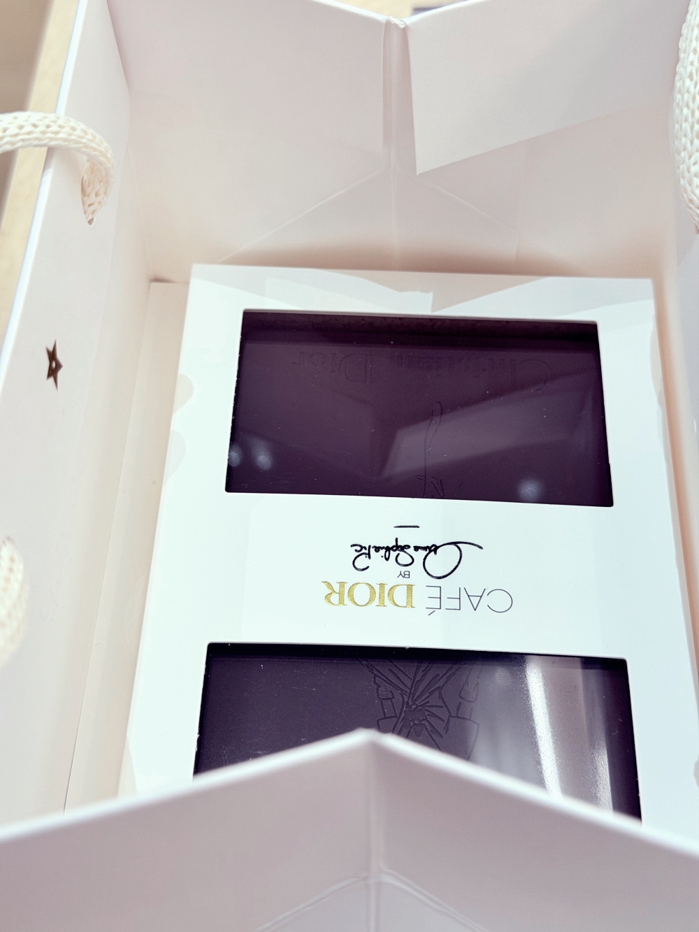 關西機場 Dior Café｜不進貴賓室也能很尊榮的私房咖啡廳，玫瑰甜點與設計感空間為旅程優雅收尾。