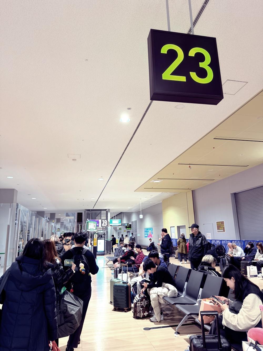 關西機場 Dior Café｜不進貴賓室也能很尊榮的私房咖啡廳，玫瑰甜點與設計感空間為旅程優雅收尾。