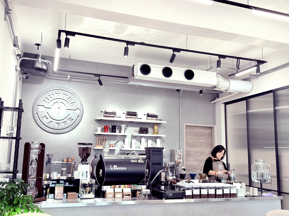 【桃園楊梅咖啡館推薦】獵焰咖啡 Hunter Kaffe｜維也納烘焙、自家烘豆、冰滴與西西里咖啡，在櫻花樹旁慢慢喝一杯。