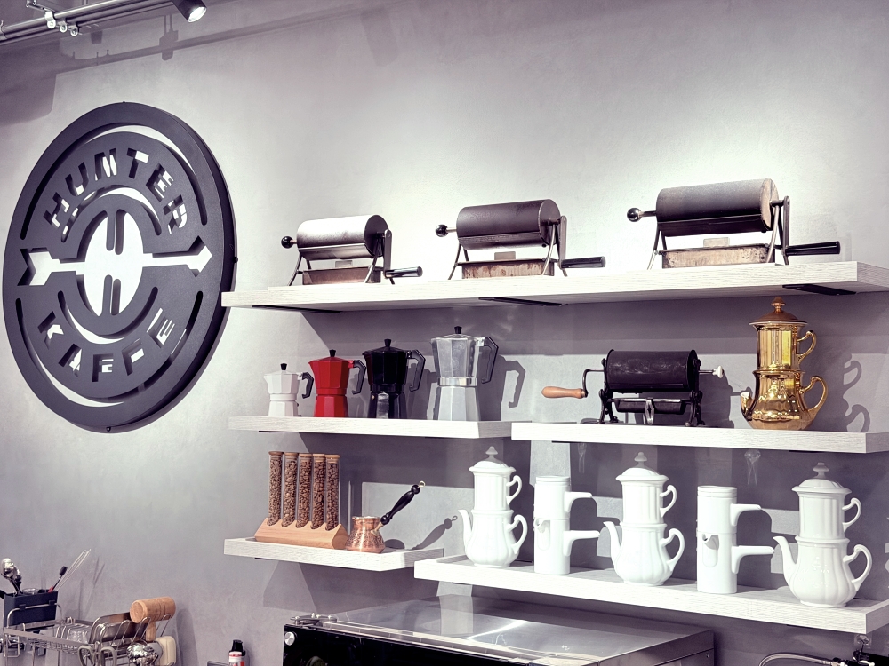 【桃園楊梅咖啡館推薦】獵焰咖啡 Hunter Kaffe｜維也納烘焙、自家烘豆、冰滴與西西里咖啡，在櫻花樹旁慢慢喝一杯。