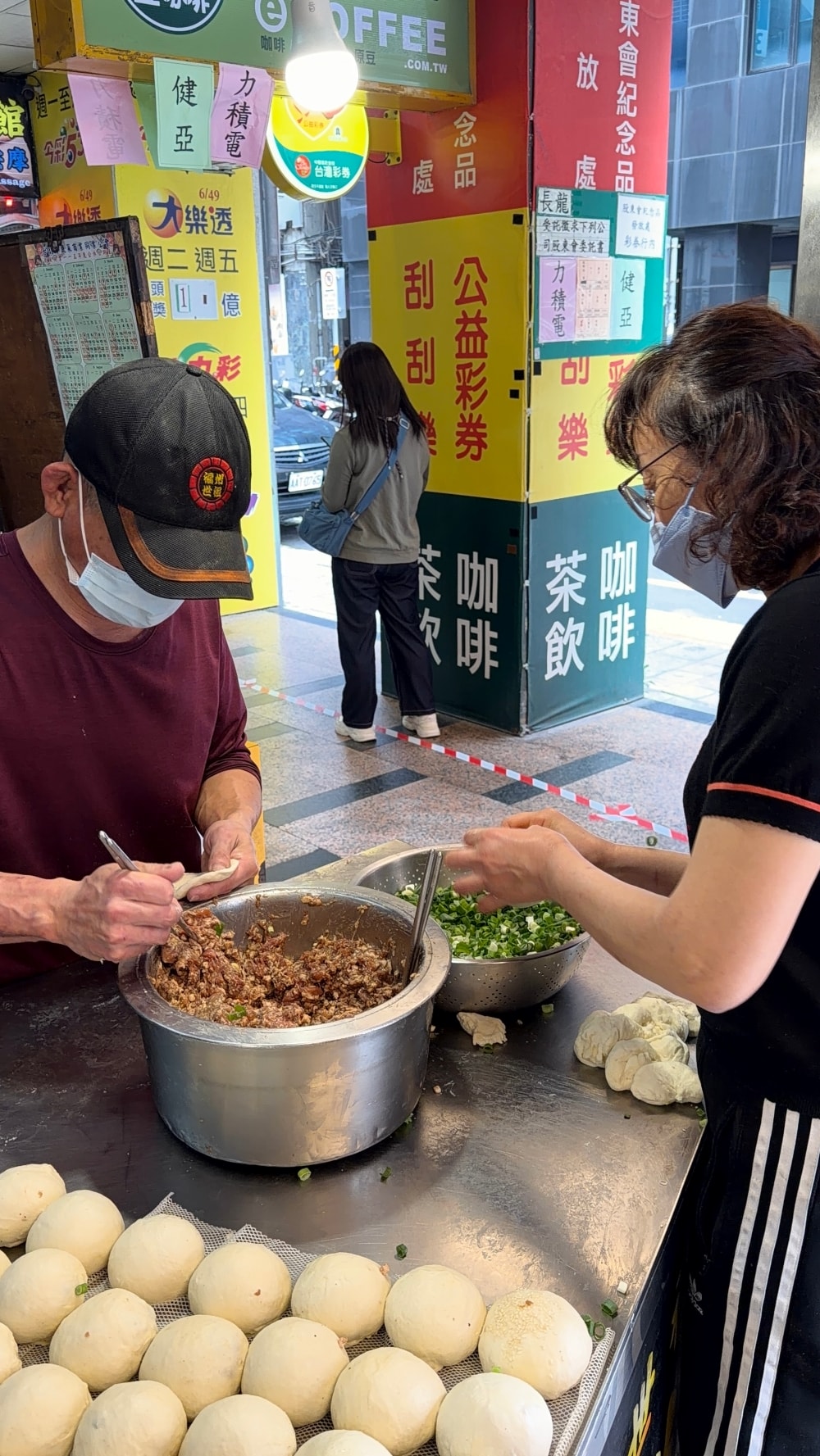 福州世祖胡椒餅|台北車站胡椒餅推薦,連續4年台北米其林推薦必吃小吃米,重慶南路排隊美食。Fuzhou Shizu Pepper Buns Taipei Street Food Guide - 第9張圖 福州世祖胡椒餅