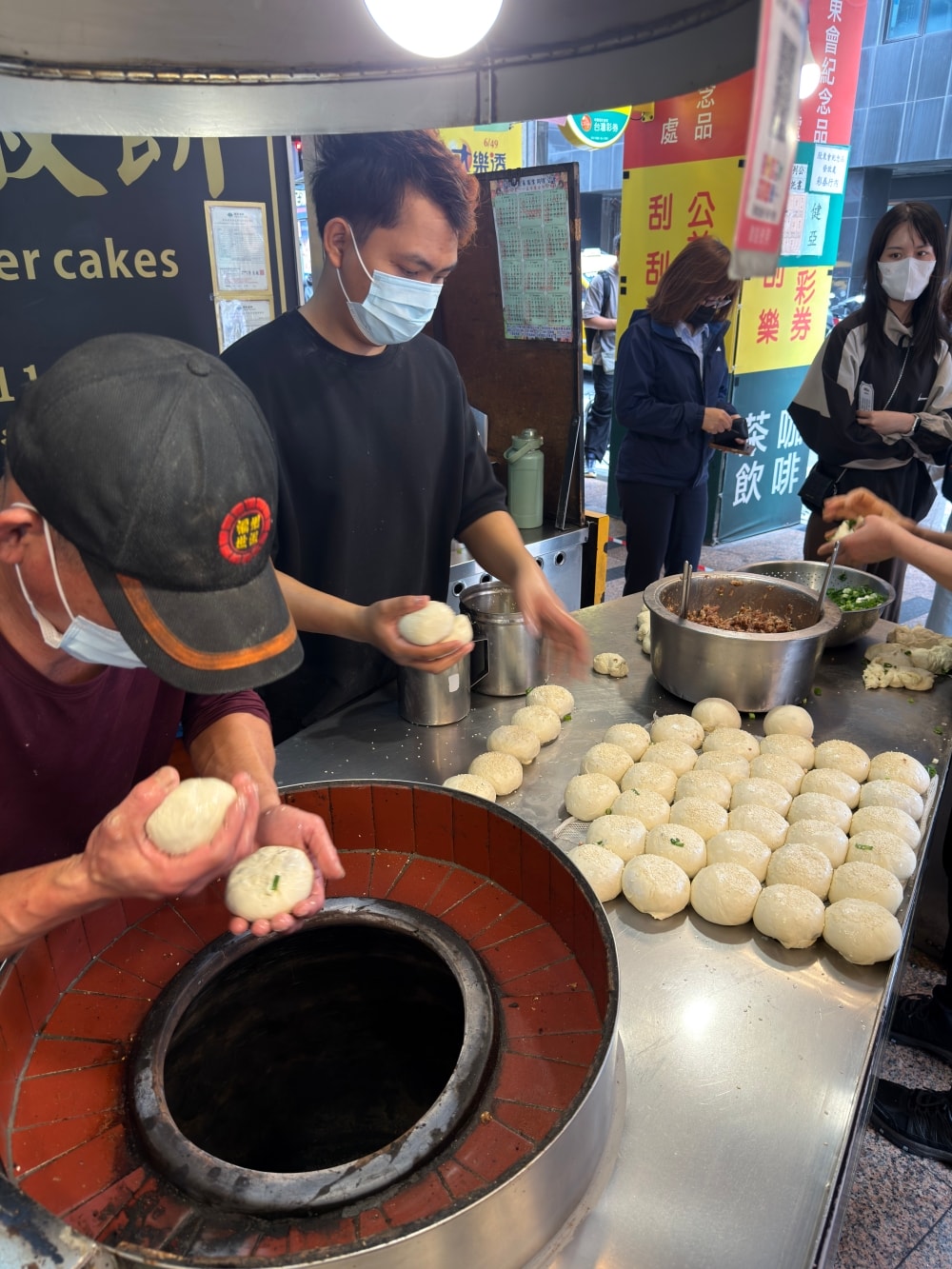福州世祖胡椒餅|台北車站胡椒餅推薦,連續4年台北米其林推薦必吃小吃米,重慶南路排隊美食。Fuzhou Shizu Pepper Buns Taipei Street Food Guide - 第13張圖 胡椒餅內餡多汁豬肉與青蔥