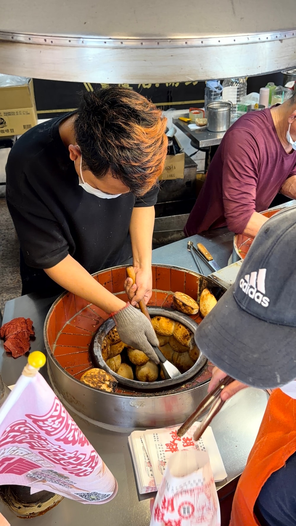 福州世祖胡椒餅|台北車站胡椒餅推薦,連續4年台北米其林推薦必吃小吃米,重慶南路排隊美食。Fuzhou Shizu Pepper Buns Taipei Street Food Guide - 第11張圖 剛出爐胡椒餅外皮金黃酥脆Taipei street food