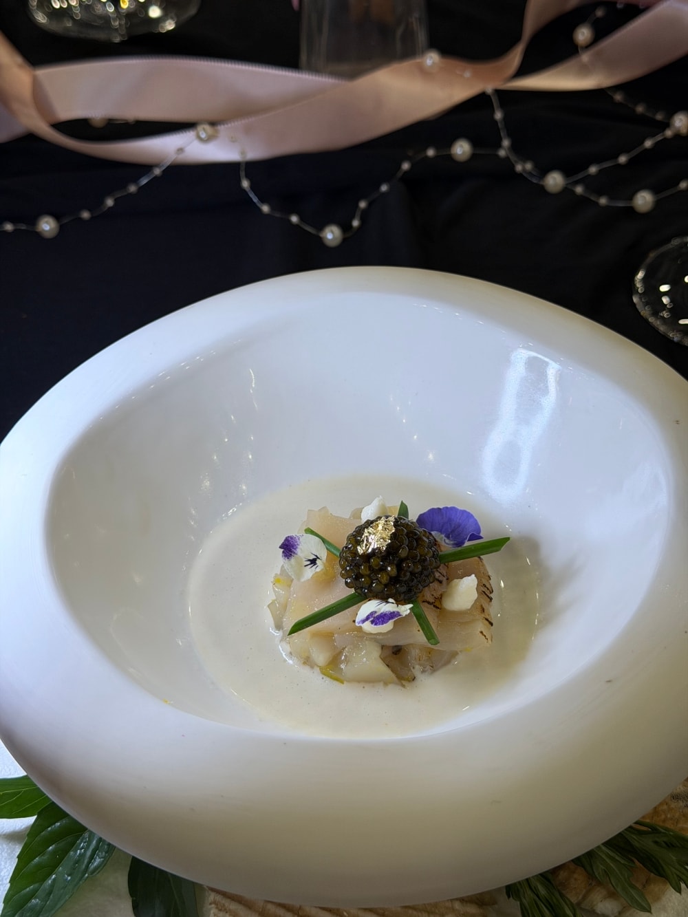 富國島JW萬豪Pink Pearl干貝料理搭配奶油醬與魚子醬凍