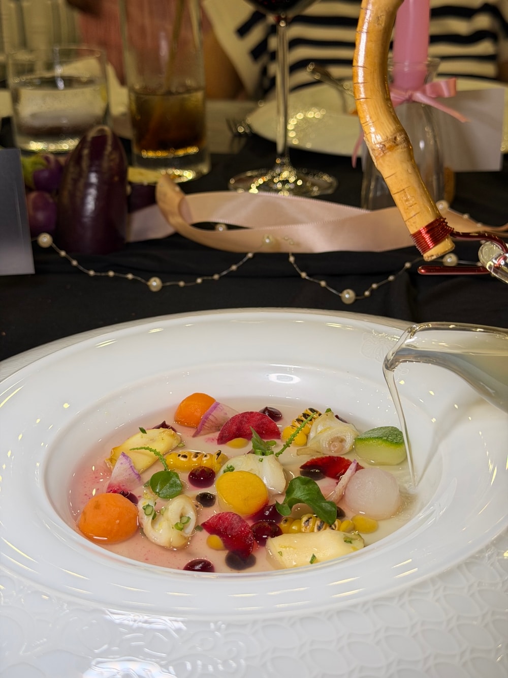 Pink Pearl餐廳桌邊倒入越南海鮮清湯fine dining體驗