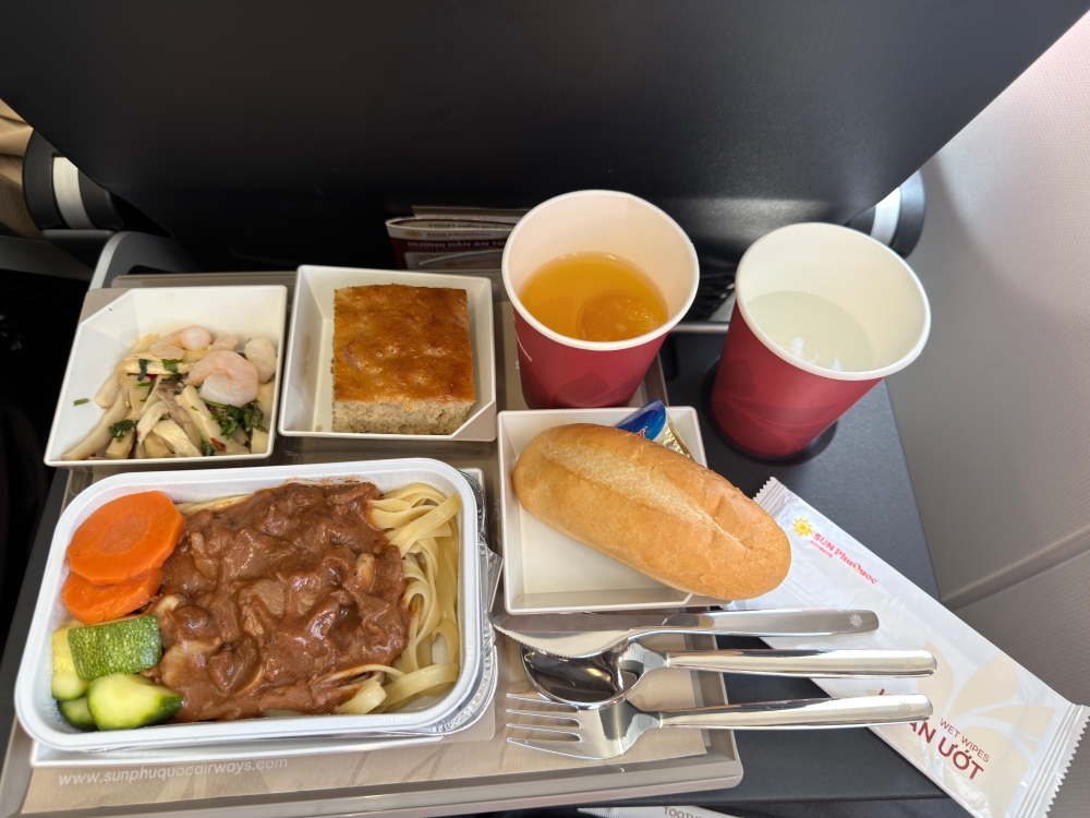 太陽富國航空機上餐 牛肉麵 飛機餐體驗 台北富國島直飛