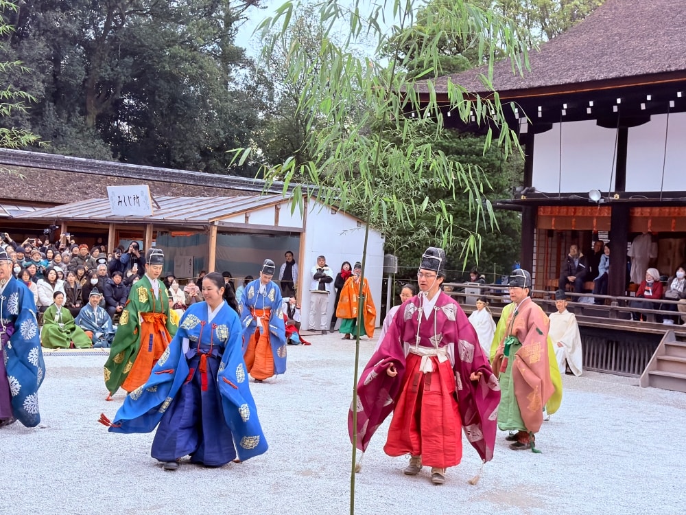 京都下鴨神社蹴鞠|新年限定傳統活動+御守推薦與四季御守攻略。 - 第3張圖 下鴨神社蹴鞠表演京都新年活動