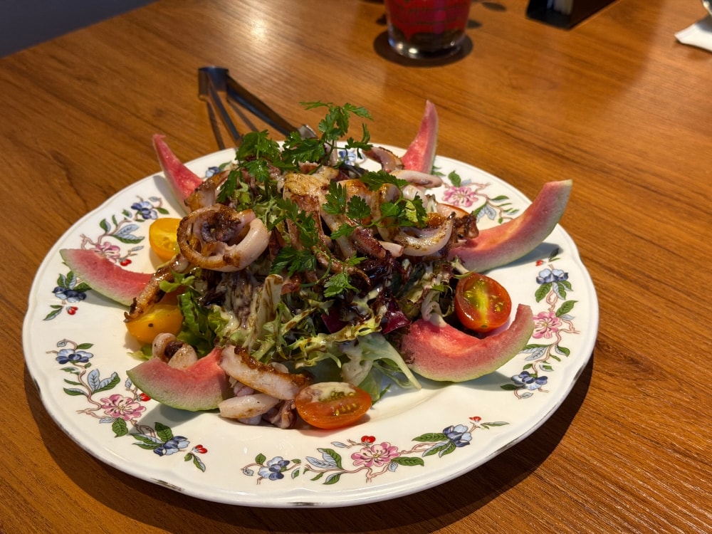 台中創意溫沙拉花枝料理，炙燒花枝搭配季節水果與生菜，清爽又有層次。