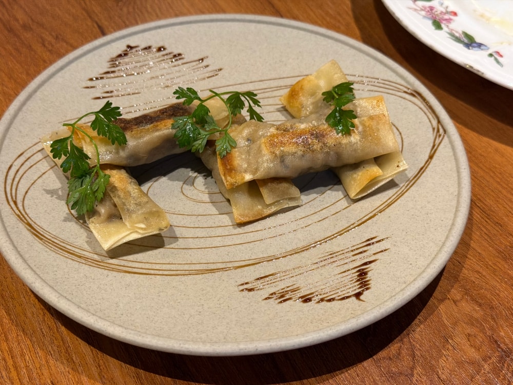台中松露野菇煎餃推薦，酥脆外皮包裹松露野菇內餡，香氣濃郁迷人。