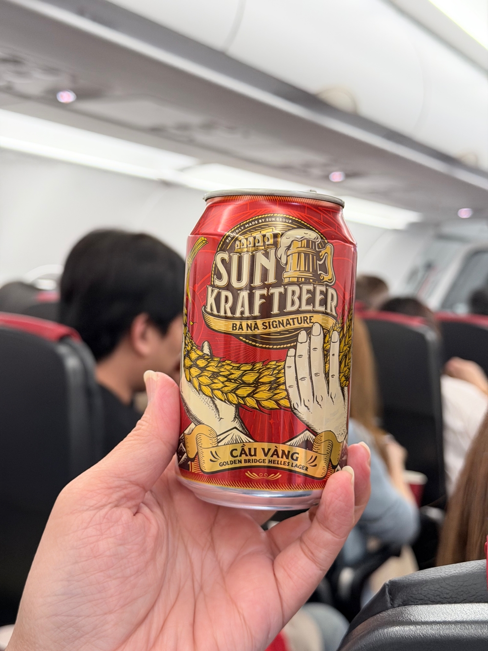 太陽富國航空機上 提供越南啤酒