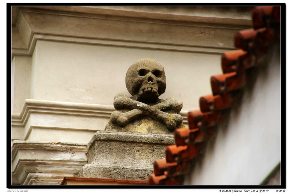 捷克庫塔赫拉人骨教堂|4萬副人骨打造的世界遺產:走進Kutná Hora最震撼也最難忘的死亡藝術空間。 - 第3張圖 捷克人骨教堂 kutna hora sedlec ossuary