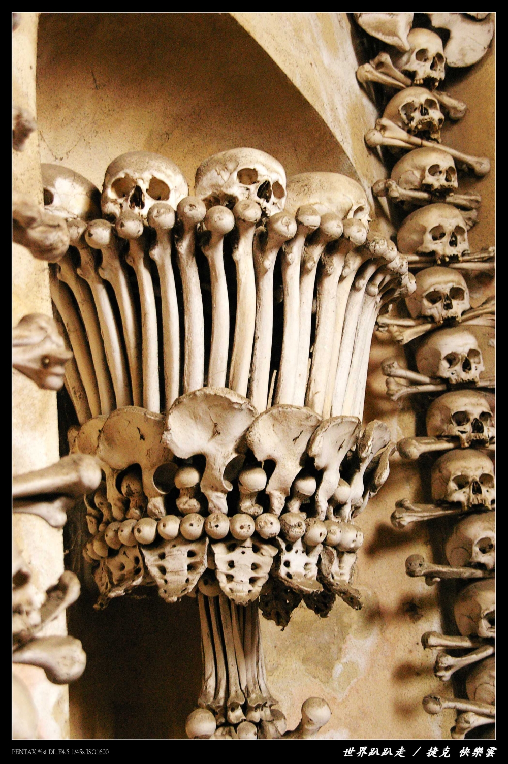捷克庫塔赫拉人骨教堂|4萬副人骨打造的世界遺產:走進Kutná Hora最震撼也最難忘的死亡藝術空間。 - 第16張圖 捷克人骨教堂 kutna hora sedlec ossuary