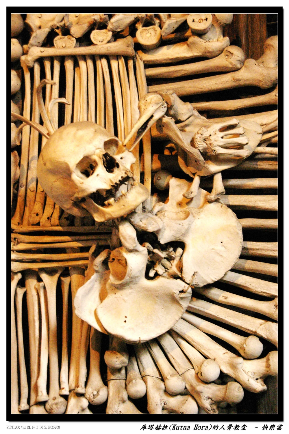 捷克庫塔赫拉人骨教堂|4萬副人骨打造的世界遺產:走進Kutná Hora最震撼也最難忘的死亡藝術空間。 - 第8張圖 捷克人骨教堂 kutna hora sedlec ossuary