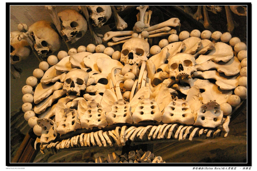 捷克庫塔赫拉人骨教堂|4萬副人骨打造的世界遺產:走進Kutná Hora最震撼也最難忘的死亡藝術空間。 - 第5張圖 捷克人骨教堂 kutna hora sedlec ossuary