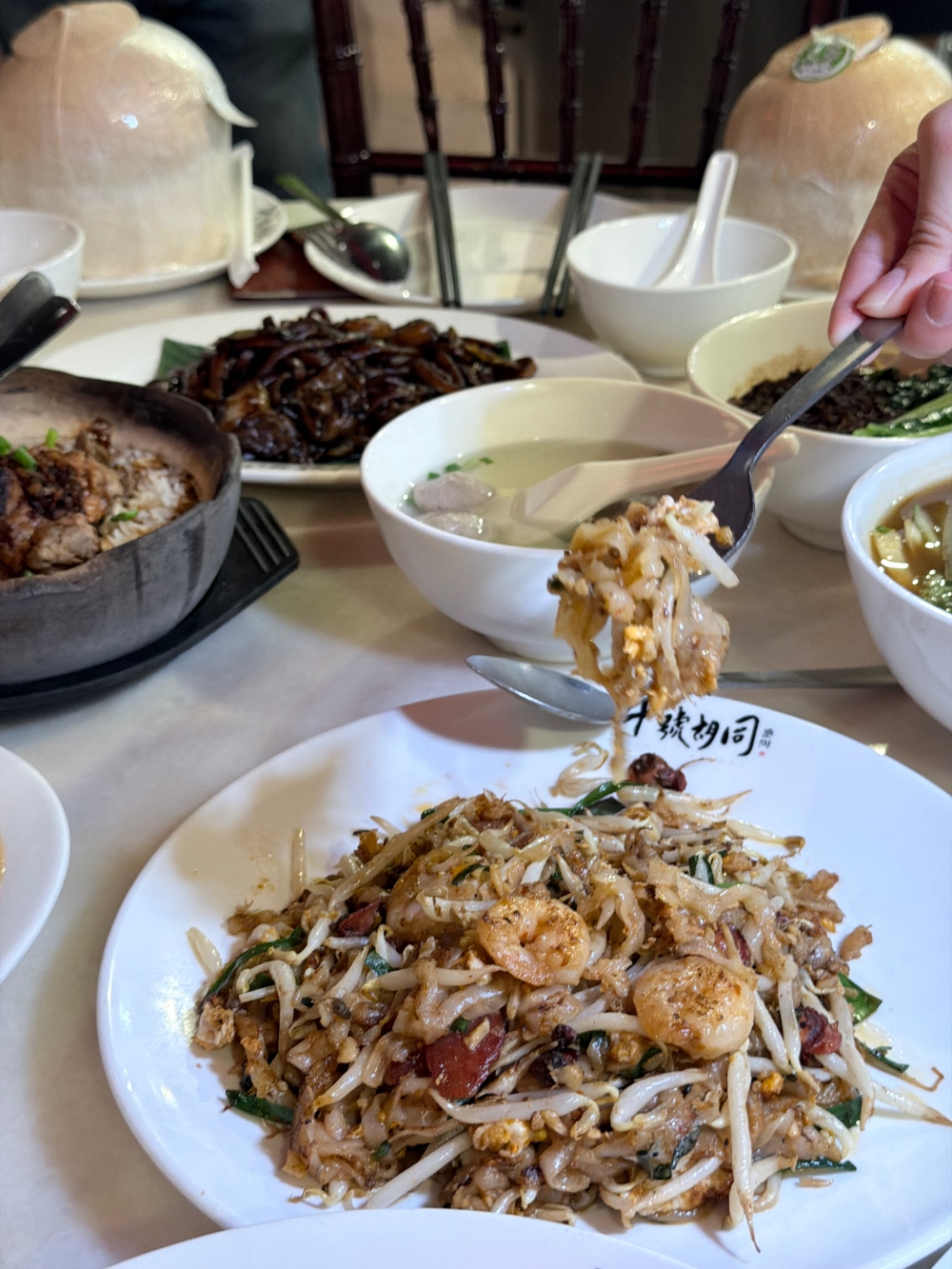 【2026吉隆坡自由行】吉隆坡美食推薦|十號胡同 Lot 10 Hutong:一次吃遍馬來西亞老字號美食,從福建麵到肉骨茶的南洋味覺旅行。 - 第14張圖 馬來西亞|吉隆坡|十號胡同 Lot 10 Hutong 一次吃遍當地老字號美食