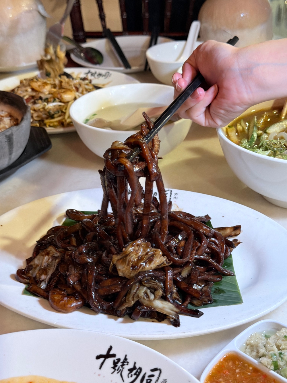 【2026吉隆坡自由行】吉隆坡美食推薦|十號胡同 Lot 10 Hutong:一次吃遍馬來西亞老字號美食,從福建麵到肉骨茶的南洋味覺旅行。 - 第11張圖 十號胡同 Lot 10 Hutong金蓮記福建麵