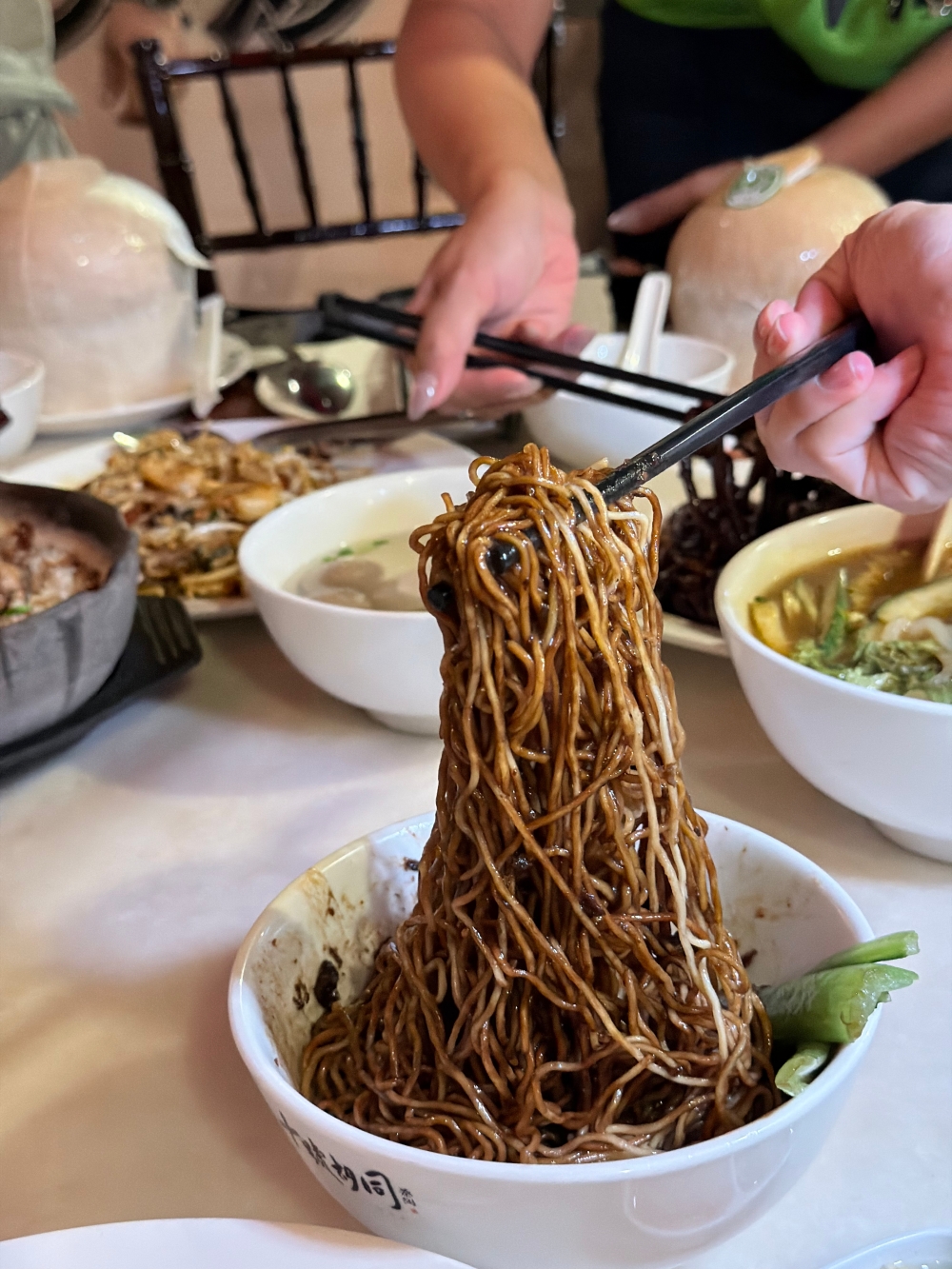 【2026吉隆坡自由行】吉隆坡美食推薦|十號胡同 Lot 10 Hutong:一次吃遍馬來西亞老字號美食,從福建麵到肉骨茶的南洋味覺旅行。 - 第16張圖 馬來西亞|吉隆坡|十號胡同 Lot 10 Hutong 一次吃遍當地老字號美食