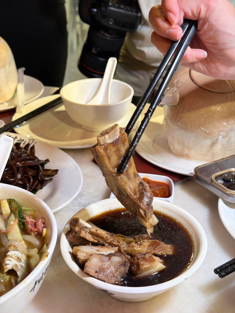 【2026吉隆坡自由行】吉隆坡美食推薦|十號胡同 Lot 10 Hutong:一次吃遍馬來西亞老字號美食,從福建麵到肉骨茶的南洋味覺旅行。 - 第22張圖 馬來西亞|吉隆坡|十號胡同 Lot 10 Hutong 一次吃遍當地老字號美食