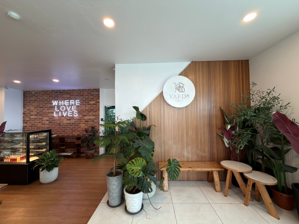 【2026吉隆坡自由行】柔佛海景咖啡館推薦|Yard & Co. 邊佳蘭絕美海景咖啡館:吹海風、吃甜點,收藏南洋最療癒的午後時光。 - 第5張圖 邊佳蘭(Pengerang)海景咖啡廳 Yard & Co.