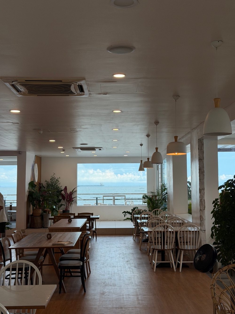 【2026吉隆坡自由行】柔佛海景咖啡館推薦|Yard & Co. 邊佳蘭絕美海景咖啡館:吹海風、吃甜點,收藏南洋最療癒的午後時光。 - 第4張圖 邊佳蘭(Pengerang)海景咖啡廳 Yard & Co.