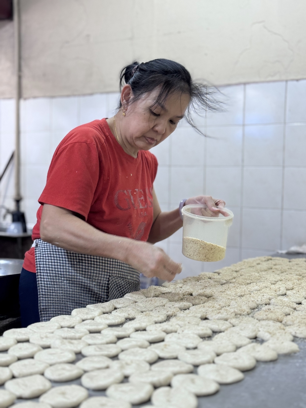 【馬來西亞詩巫】詩巫中央市場 Sibu Central Market|走進城市的胃與日常史詩,從報紙雞、潮州扁麵到光餅,感受最真實的砂拉越味道。 - 第12張圖 Batch IMG