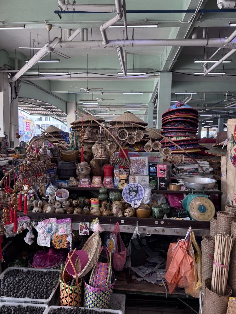 【馬來西亞詩巫】詩巫中央市場 Sibu Central Market|走進城市的胃與日常史詩,從報紙雞、潮州扁麵到光餅,感受最真實的砂拉越味道。 - 第13張圖 Batch IMG
